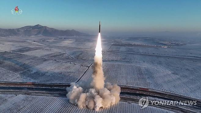 북한 중앙TV, ICBM '화성-18형' 발사 영상 공개 (서울=연합뉴스) 지난 18일 김정은 북한 국무위원장의 참관하에 발사한 고체연료 대륙간탄도미사일(ICBM) '화성-18형'의 발사 영상을 조선중앙TV가 19일 공개 했다. [조선중앙TV 화면] 2023.12.19 
    [국내에서만 사용가능. 재배포 금지. For Use Only in the Republic of Korea. No Redistribution] nkphoto@yna.co.kr