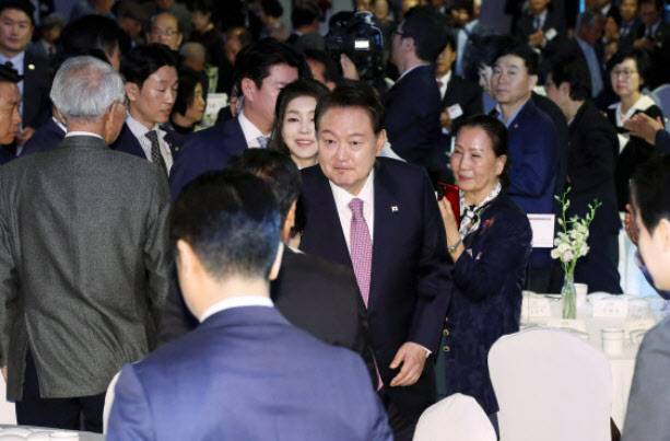 윤석열 대통령과 부인 김건희 여사가 지난 10월 4일 서울 광진구 그랜드 워커힐 서울에서 열린 파독 근로 60주년 기념 오찬에 입장하며 참석자들과 인사를 나누고 있다. (사진=연합뉴스)