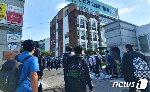 전라고등학교 정문 앞 학생들 등교 모습. /뉴스1