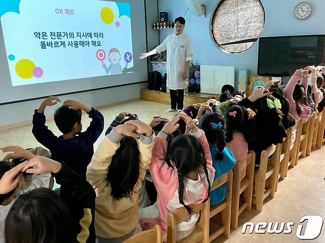 지피테라퓨틱스의 박진수 약사가 아이들에게 안전한 의약품 복용에 대해 설명하고 있다./쥴릭파마코리아제공