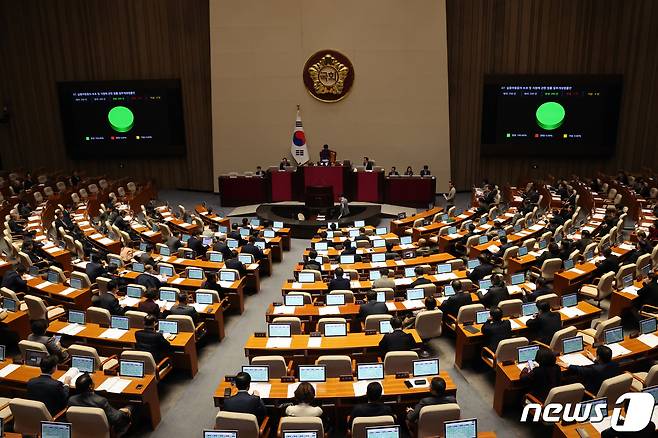 20일 오후 서울 여의도 국회에서 열린 제411회국회(임시회) 제1차 본회의에서 실종아동동의 보호 및 지원에 관한 법률 일부개정법률안이 통과되고 있다. 2023.12.20/뉴스1 ⓒ News1 황기선 기자