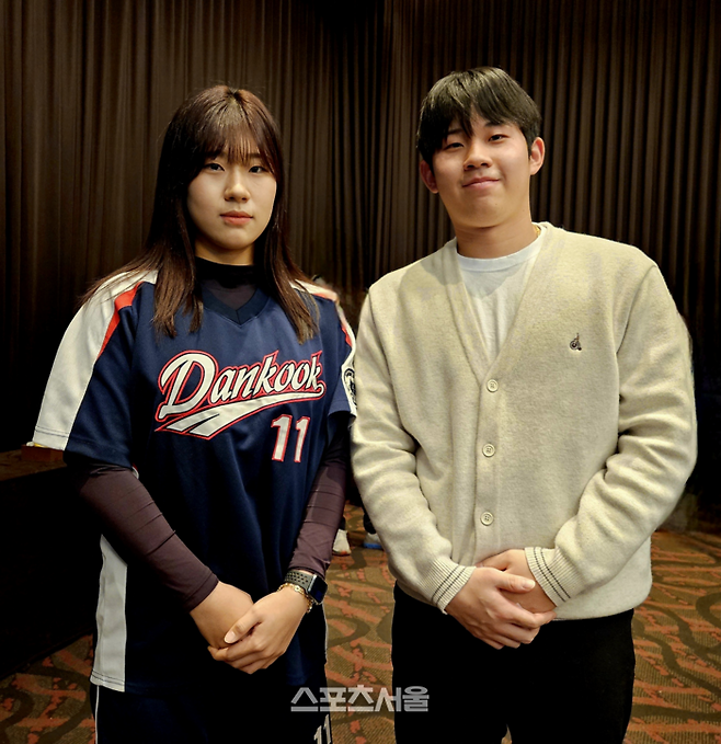 소볼 국가대표 이예린이 오빠 이명종(키움히어로즈 투수)과 시상직에 함께 참석해 기념 촬영을 했다. 황혜정기자. et16@sportsseoul.com