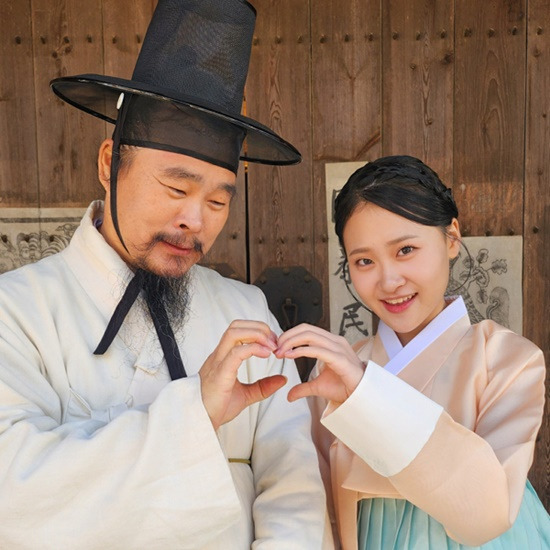 김다현 김봉곤 부녀는 12월부터 방영 중인 공익광고협의회 '보이스피싱 예방전' CF에 심청과 심봉사로 출연해 보이스피싱의 위험을 알려주는 모습으로 눈과 귀를 사로잡고 있다. /현컴퍼니