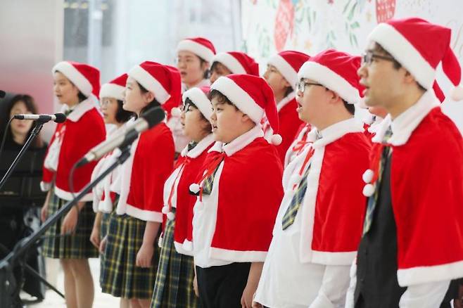 20일 장애인청소년합창단이 FKI타워 로비에서 합창하고 있는 모습 / [사진제공=한국경제인협회]