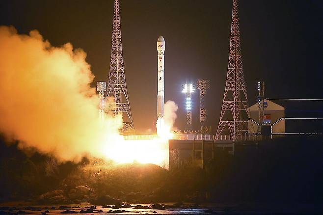 북한이 지난달 21일 정찰위성을 발사하는 모습. /노동신문 뉴스1