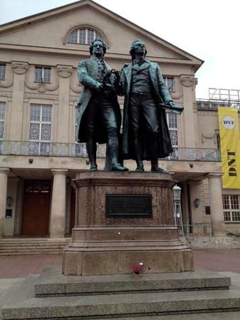 괴테가 25년 간 감독으로 일했던 독일 국립극장 앞에는 1857년 리첼이 제작한 괴테와 실러가 함께 있는 동상이 서 있다./조선일보DB