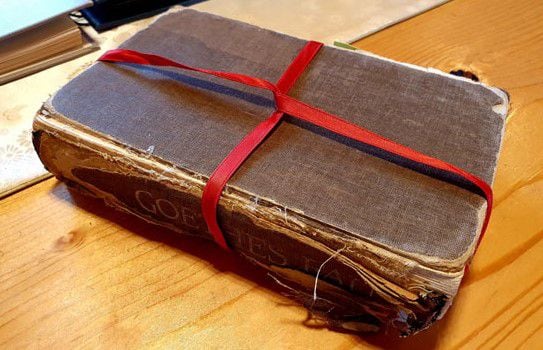 전영애 원장이 40년 넘게 읽은 독일어판 <파우스트>. 너무 낡고 헤어져서 붉은 끈으로 묶어 놓았다.