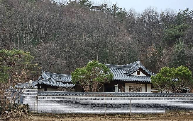 여백서원 전경. '여백(如白)'은 91세에 타계한 전영애 원장의 아버지인 고(故) 전우순 옹의 호이다. 전 원장은 "이 서원이 '여백 같은 공간'인 동시에 '맑은 사람들을 위한 집'이었으면 하는 바람을 담고 있다"고 했다. 여백서원이 추구하는 바는 '맑은 사람을 위하여, 후학을 위하여, 시를 위하여(爲如白 爲後學 爲詩)'이다./송의달 기자