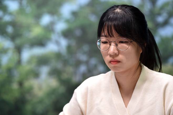 한국바둑의 여제(女帝)로 불려온 최정. 11년 연하 김은지에게 처음 타이틀을 내주었다.