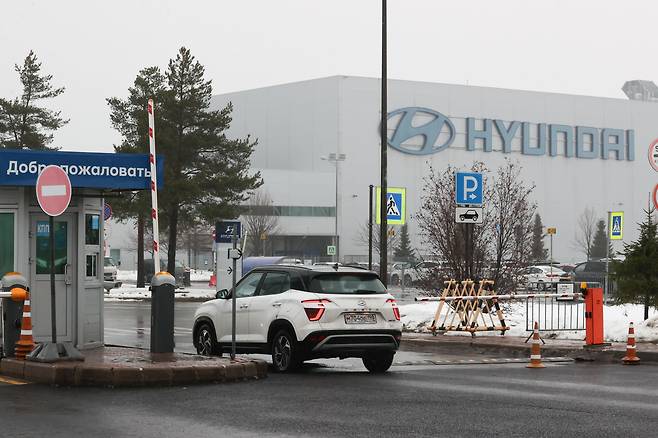 <YONHAP PHOTO-3461> RUSSIA, ST PETERSBURG - DECEMBER 19, 2023: A car arrives at the Hyundai car factory in St Petersburg. South Korea's Yonhap News Agency reports that Hyundai Motor has decided to sell its plant in St Petersburg where production was suspended. Alexander Demianchuk/TASS/2023-12-19 20:34:51/ <저작권자 ⓒ 1980-2023 ㈜연합뉴스. 무단 전재 재배포 금지.>