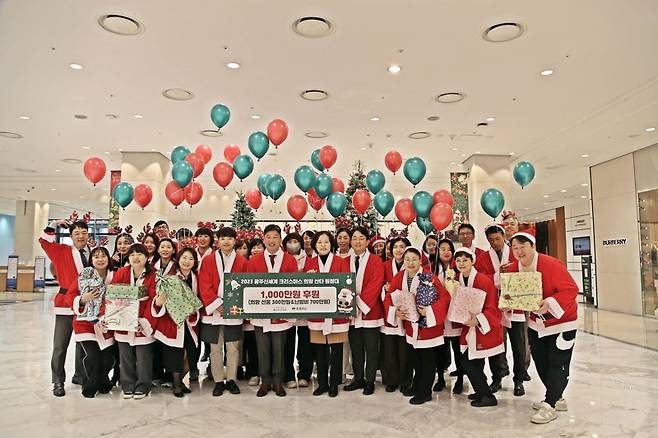 광주신세계는 20일 본관 1층 광장에서 이동훈 대표과 임직원 50여명,김은영 초록우산어린이재단 광주전남본부장 등이 참석한 가운데 20회째 '희망산타 원정대' 발대식을 가졌다고 밝혔다. 광주신세계 제공