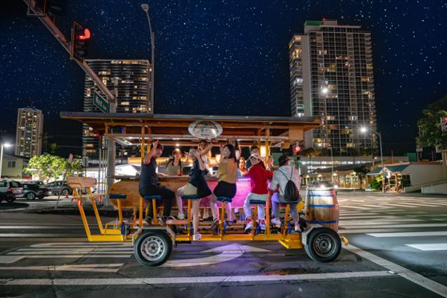 오아후섬 카카아코 거리에서는 15인승 자전거를 타고 유명 맥주 펍을 순회하는 투어를 경험할 수 있다.