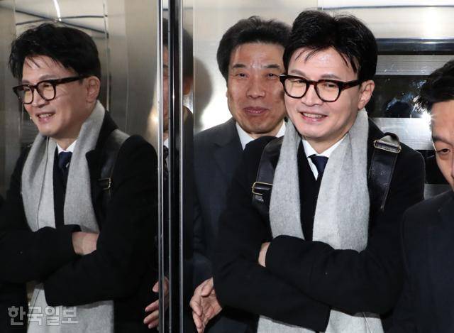 한동훈(가운데) 법무부 장관이 20일 국회 예산결산특별위 전체회의에 참석하기 위해 국회 본청 엘리베이터에 타고 있다. 고영권 기자