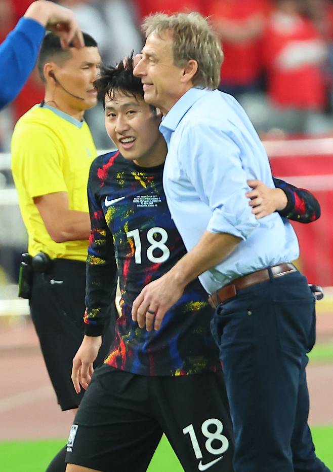 <yonhap photo-0403=""> 감독 품에 안긴 이강인 (선전=연합뉴스) 김도훈 기자 = 21일 중국 선전 유니버시아드 스포츠센터에서 열린 2026 북중미 월드컵 아시아 2차 예선 한국과 중국의 경기. 대표팀 이강인이 교체 아웃 된 뒤 클린스만 감독의 격려를 받고 있다. 2023.11.22 superdoo82@yna.co.kr/2023-11-22 01:53:38/ <저작권자 ⓒ 1980-2023 ㈜연합뉴스. 무단 전재 재배포 금지.></yonhap>