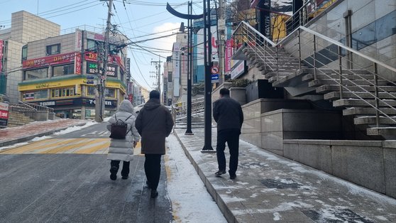 20일 오전 행인들이 눈이 쌓인 인도 대신 열선이 깔려 눈이 녹은 차도로 걷고 있다. 김정은 기자