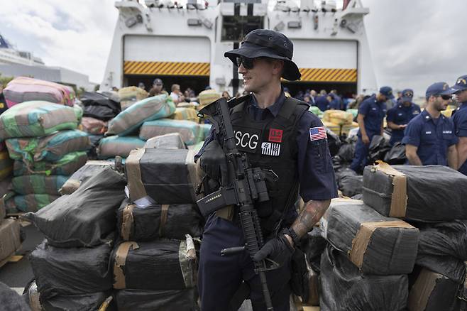 미국 해안경비대가 단속한 마약 상자들 옆에서 경비를 서고있다. 게티이미지