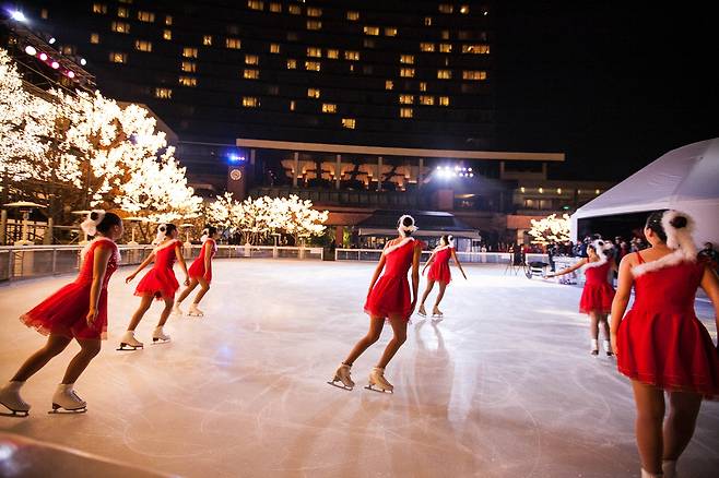 Rising South Korean figure skaters perform at Grand Hyatt Seoul's ice skating rink. (Grand Hyatt Seoul)