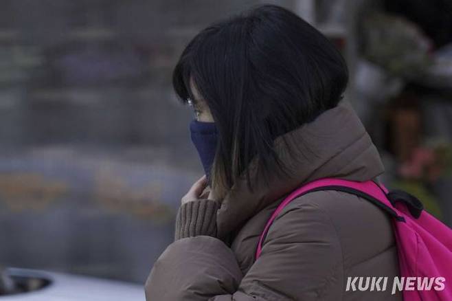 서울을 비롯한 전국 곳곳에 한파특보가 발효된 지난달 24일 서울 마포구 경의선숲길공원에서 시민들이 두꺼운 외투를 입고 발걸음을 재촉하고 있다. 사진=임형택 기자