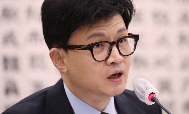 19일 국회에서 열린 법제사법위원회 전체회의에 출석한 한동훈 법무장관이 의원 질의에 답하고 있다. 연합뉴스