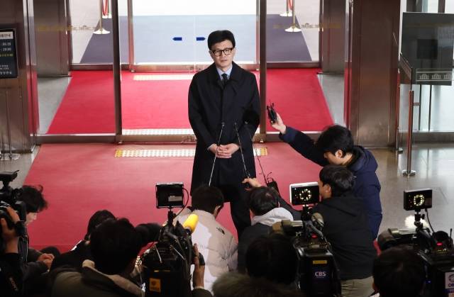 한동훈 법무부 장관이 19일 오후 국회 법제사법위원회 전체회의에 출석하기 전 취재진의 질문에 답하고 있다. 연합뉴스