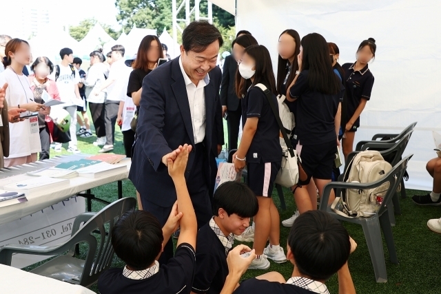 김성제 시장이 청소년진로박람회에서 학생들과 대화를 나누는 모습. 의왕시 제공