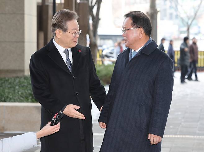 더불어민주당 이재명 대표와 김부겸 전 국무총리가 20일 오전 회동을 위해 종로구 해남2빌딩에 들어서며 입장 발표를 준비하고 있다. / 사진=연합뉴스