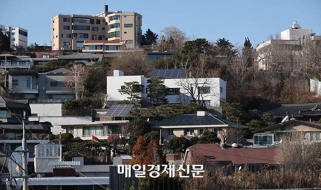 이명희 신세계그룹 회장의 서울 용산구 한남동 자택이 표준 단독주택 공시가격 1위를 9년째 유지하고 있다. 사진은 이 회장의 자택 일대 전경. [사진 출처=매경DB]