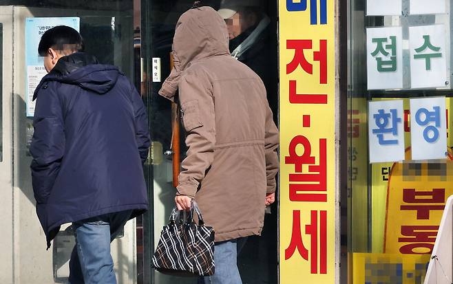 전세사기 특별법이 마련된 지 6개월이 흘렀지만 사기로 인한 보증금 분쟁은 아직도 계속되고 있다. 정부는 곧 임대차 제도 개선 방안을 발표할 예정이다. 사진은 20일 서울 양천구 신월동 한 부동산 중개업소 모습.  이승환 기자