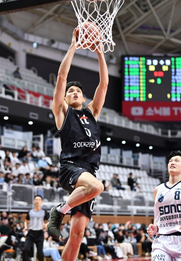 ‘베이비 헐크’ 하윤기는 대한민국 농구의 미래이자 현재다. 사진=KBL 제공