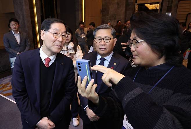 [서울=뉴시스] 김금보 기자 = 전병극 문화체육관광부 차관과 김장실 한국관광공사 사장이 20일 오후 서울 포시즌스호텔에서 열린 '2023 관광벤처의 날' 행사에서 올해의 수상기업 홍보부스를 살펴보고 있다. 2023.12.20.