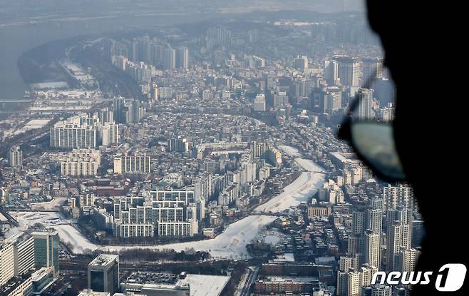 20일 오전 서울 송파구 롯데월드타워 전망대에서 아파트 단지가 보이고 있다. /사진=뉴스1