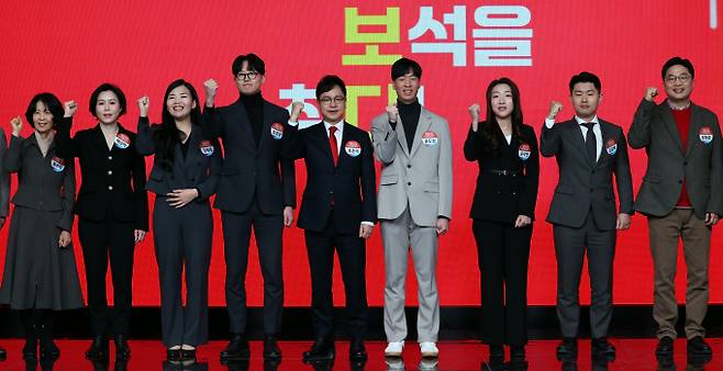 지난 19일 서울 강서구 ASSA 스튜디오에서 열린 '국민의힘 국민인재 토크콘서트' 대한민국의 보석을 찾다에서 영입인재 (왼쪽부터)최수진, 채상미, 정혜림 심성훈, 호준석, 윤도현, 공지연, 김금혁, 임현준 씨가 포즈를 취하고 있다. /사진=뉴시스