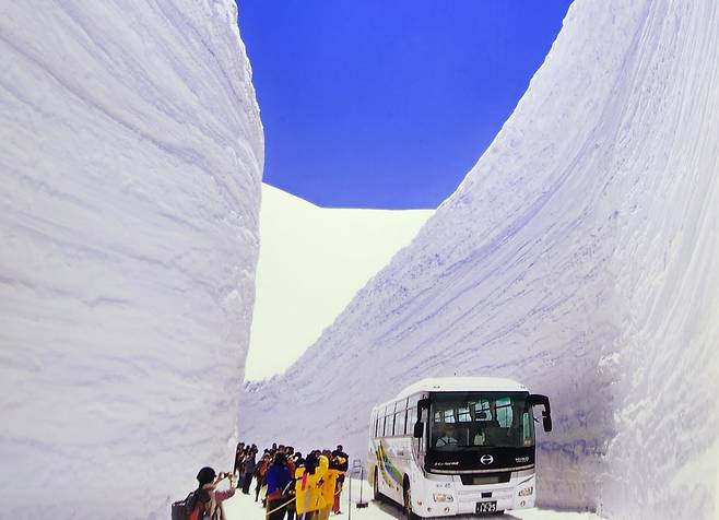 도야마현과 나가노현에 걸쳐있는 알펜루트 무로도 설벽