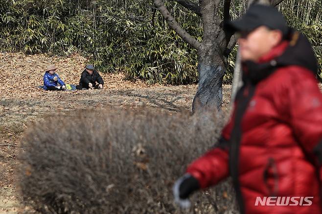 [서울=뉴시스] 백동현 기자 = 서울 송파구 올림픽공원에서 어르신 두 분이 잔디에 앉아 휴식을 취하고 있다. 2023.01.29. livertrent@newsis.com