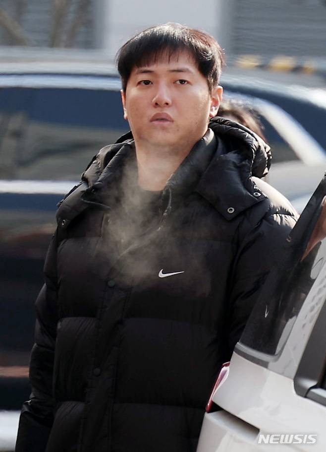 [서울=뉴시스] 김진아 기자 = '김하성 공갈 혐의'를 받고 있는 후배 야구선수 임혜동 씨가 20일 서울 강남경찰서에 피고소인 신분으로 조사를 받기 위해 출석하고 있다. 한편 임 씨는 미국 메이저리그 야구선수 김하성에게 폭행 피해를 입었다고 주장했다. 2023.12.20. bluesoda@newsis.com