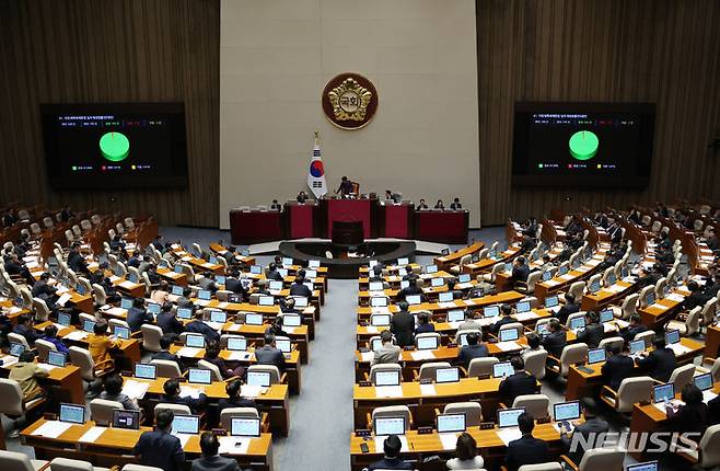 [서울=뉴시스] 이영환 기자 = 20일 오후 서울 여의도 국회에서 열린 제411회국회(임시회) 제1차 본회의에서 지방세특례제한법 일부개정법률안(대안)이 재적 298인, 재석 199인, 찬성 195인, 반대 2인, 기권 2인으로 가결되고 있다. 2023.12.20. 20hwan@newsis.com