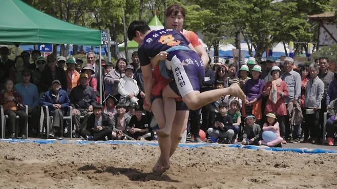 영화 '모래바람' 중 임수정의 경기 모습. 대한씨름협회 제공