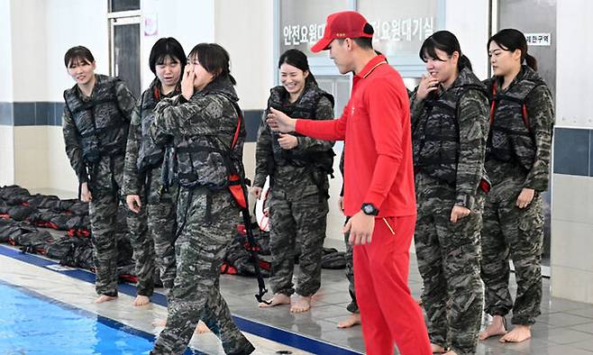 지난 19일 포항 해병대 1사단에서 열린 2024파리올림픽 선수들을 대상으로 한 극기훈련에서 5종에 출전하는 김선우가 이함훈련을 하고 있다. 대한체육회 제공