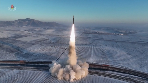 북한 중앙TV, ICBM ‘화성-18형’ 발사 영상 공개 - 지난 18일 김정은 북한 국무위원장의 참관하에 발사한 고체연료 대륙간탄도미사일(ICBM) ‘화성-18형’의 발사 영상을 조선중앙TV가 19일 공개 했다. 2023.12.19 조선중앙TV 화면