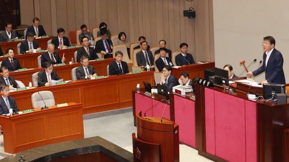 예결위 전체회의 - 20일 국회에서 열린 예산결산특별위원회 전체회의에서 서삼석 위원장이 의사봉을 두드리고 있다. 2023.12.20 연합뉴스