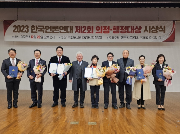 20일 한국언론연대 주관 ‘행정·의정대상’을 받은 박성연 의원(오른쪽 첫 번째)