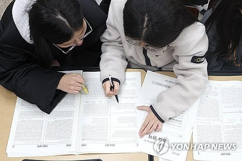 수능 가채점하는 학생들 [연합뉴스 자료사진]