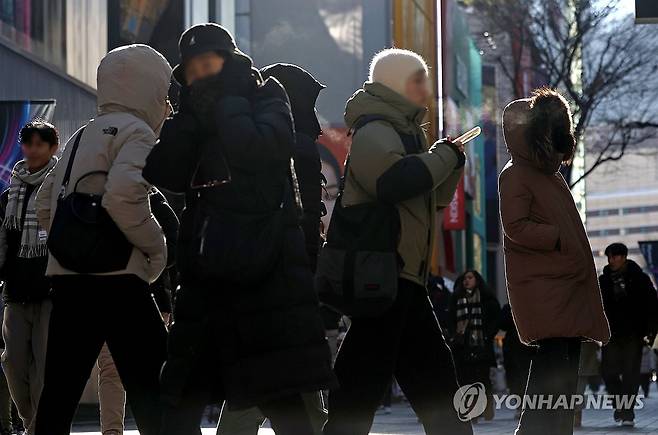 서울 최강 한파 (서울=연합뉴스) 류영석 기자 = 서울 최저 기온이 영하 10도 아래로 떨어진 17일 서울 명동거리에서 시민 및 관광객들이 입김을 내뿜으며 걸어가고 있다. 2023.12.17 ondol@yna.co.kr