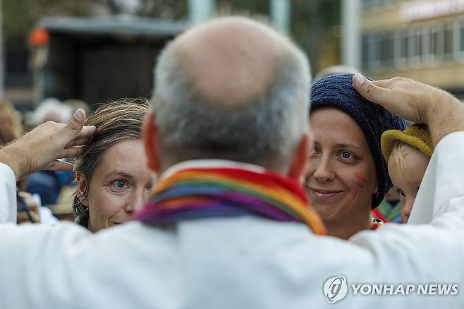 동성 커플을 축복하는 가톨릭 사제 지난 9월 20일(현지시간) 독일 쾰른 대성당 앞에서 한 신부가 여성 커플에게 축복을 내리고 있다. 
[EPA 연합뉴스 자료사진. 재판매 및 DB 금지]