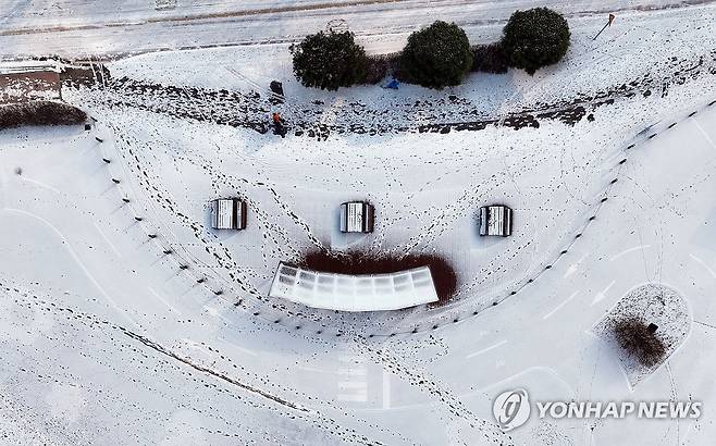 밤사이 생긴 눈사람? (서울=연합뉴스) 김인철 기자 = 서울에 올겨울 첫 한파경보가 내려진 20일 오후 서울 광진구 광나루한강공원에 눈이 쌓여있다. 2023.12.20 yatoya@yna.co.kr