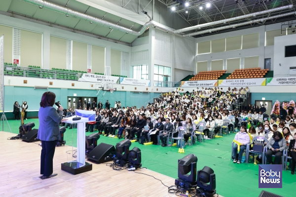 강원미 한국가정어린이집연합회 회장이 개회사를 하고 있다. ⓒ한국가정어린이집연합회