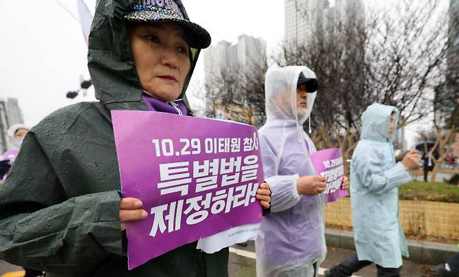 10·29 이태원 참사 유가족들이 지난 14일 서울 용산구 대통령실 앞에서 이태원 참사 특별법 제정을 촉구하며 국회로 행진하고 있다. (사진=뉴스1)