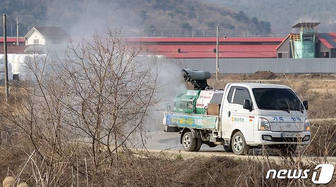 (충주=뉴스1) 윤원진 기자 = 21일 충북 충주시는 최근 고병원성AI H5N6형 바이러스가 유행하고 있다며 조류 사육 농가의 각별한 주의를 당부했다.(/뉴스1 ⓒ News1 이재명 기자