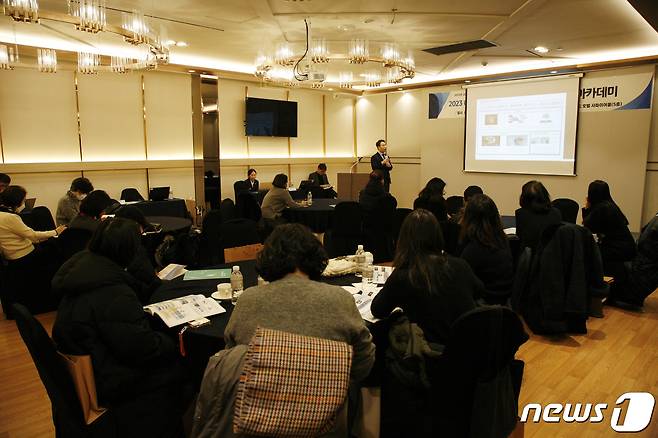 김학경 성신여대 융합보안공학과 교수가 '고교생 학부모 솔루션 아카데미'에서 학과 전공 커리큘럼과 진로에 대해 설명하고 있다. (성신여대 제공)
