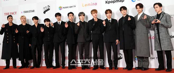세븐틴이 10일 인천 남동체육관에서 열린 ‘2023 더팩트 뮤직 어워즈’ 레드카펫 행사에서 포즈를 취하고 있다. 인천 | 최승섭기자 thunder@sportsseoul.com
